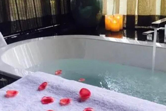 广州越秀区水疗池中的失重冥想:当身体学会漂浮